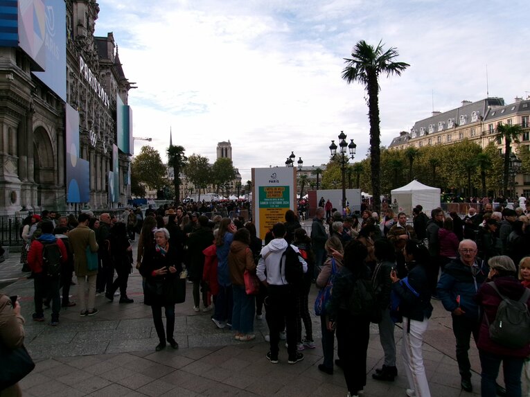 「五輪グッズバーゲンセール」に行列する人々　©Yuji Hirooka