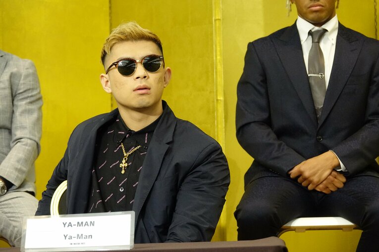 記者会見で苛立ちをあらわにするYA-MAN　©Koji Fuse