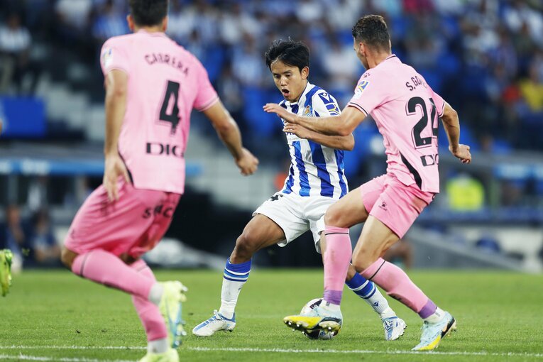 「KUBOコール」や「武房、シャツくれませんか」日本語メッセージの少年、猛プレスに感謝のハグ…“久保建英リーガ100戦目の進化”を撮った(34)