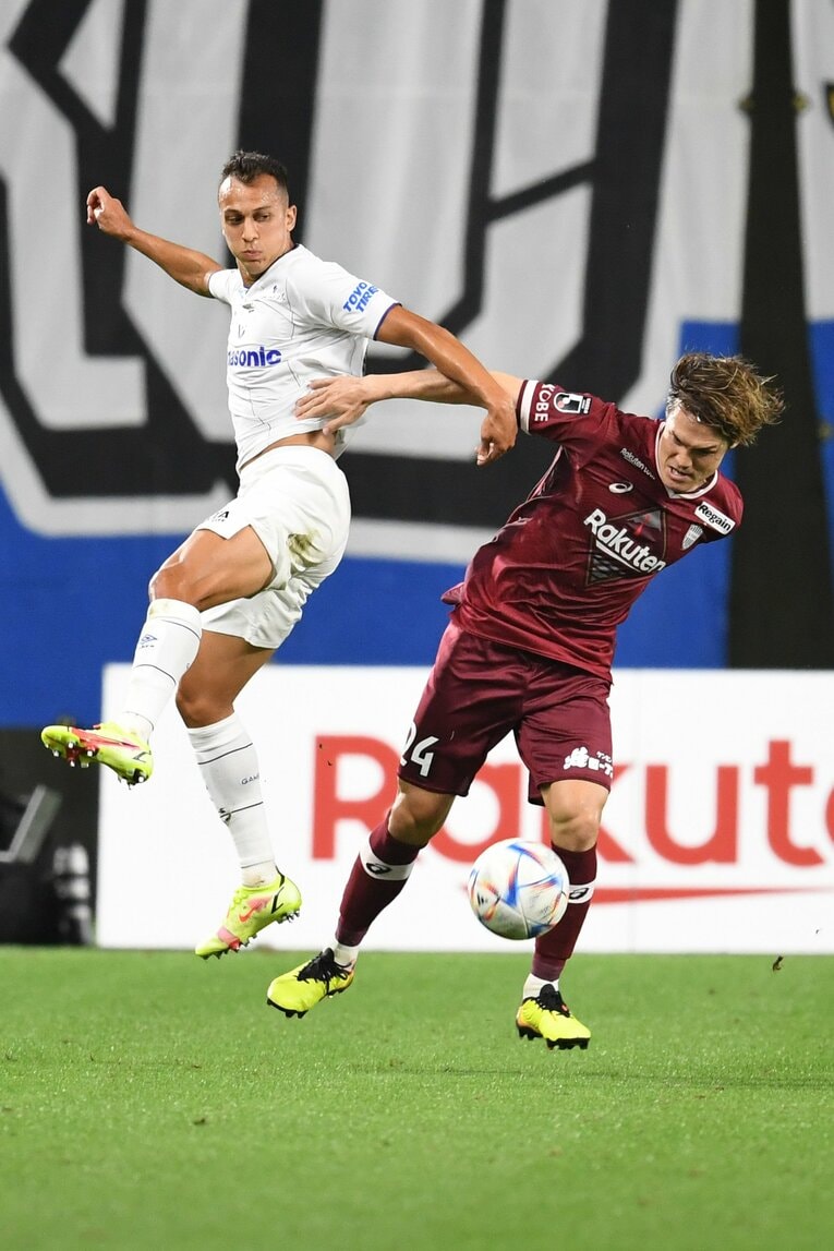 大迫勇也の“半端ないメンタル”が崖っぷちの神戸を蘇らせた…J1残留を争う激闘でカメラマンがとらえた決定的瞬間「PK蹴る気満々だ」(36)