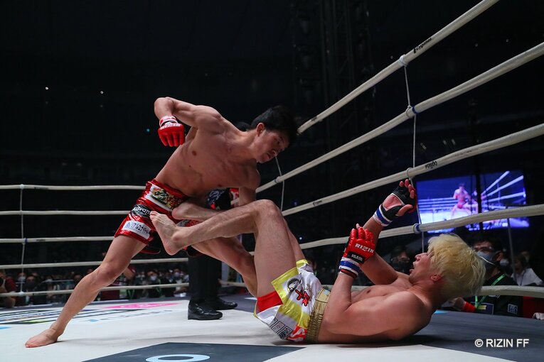 朝倉海（左）と渡部修斗