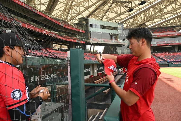 現地広報は「通訳といつもいる」と語っていたが、ファン対応など「外国人選手」として現地に溶け込もうとする姿勢を見せていた安樂　©Ryu Voelkel