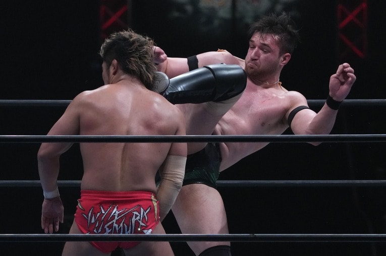 上村優也にキックを浴びせるカラム・ニューマン　©Essei Hara