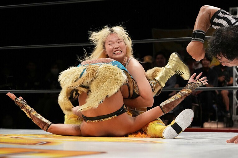 “全員掛け”でジュリアにフォール勝ちしたビクトリア弓月　©Essei Hara