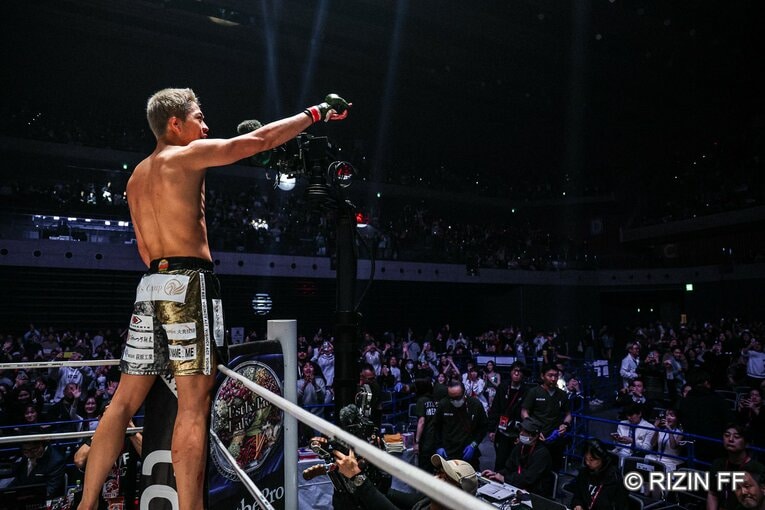 秋元強真vs.パッチー・ミックス　©RIZIN FF