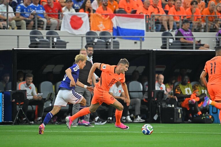 2位は堂安律。「本田ナイス」の特徴を現している ©JMPA
