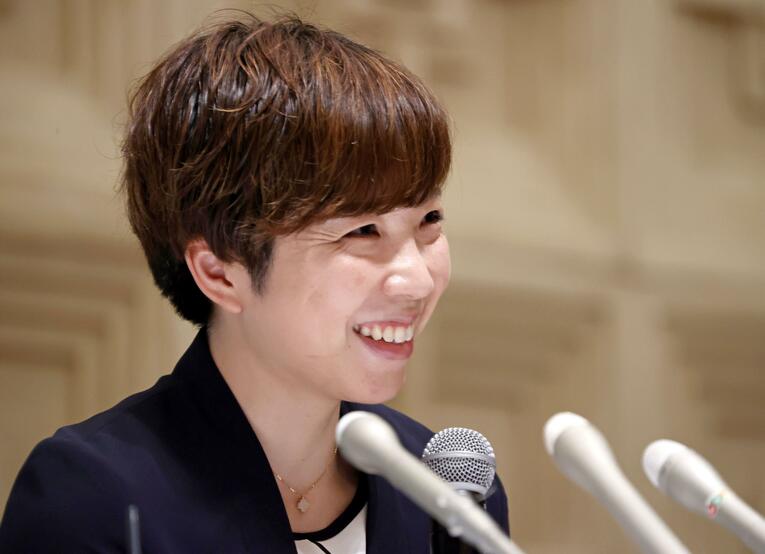 引退会見に臨んだ際の小平　©Kyodo News