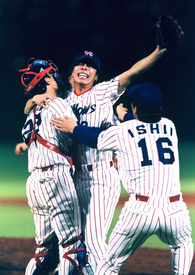 古田（左）と守護神・高津（中）のバッテリーはいつも優勝の瞬間の中心にいた　©Hideki Sugiyama