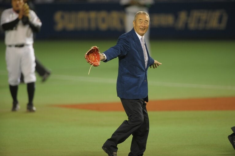 2010年日本シリーズの始球式にて　©Tamon Matsuzono