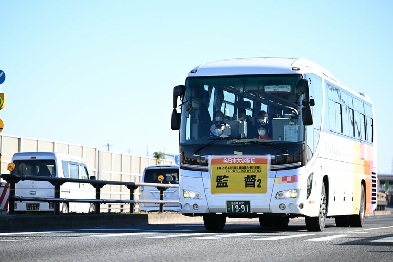 監督たちを乗せたバス　©Nanae Suzuki