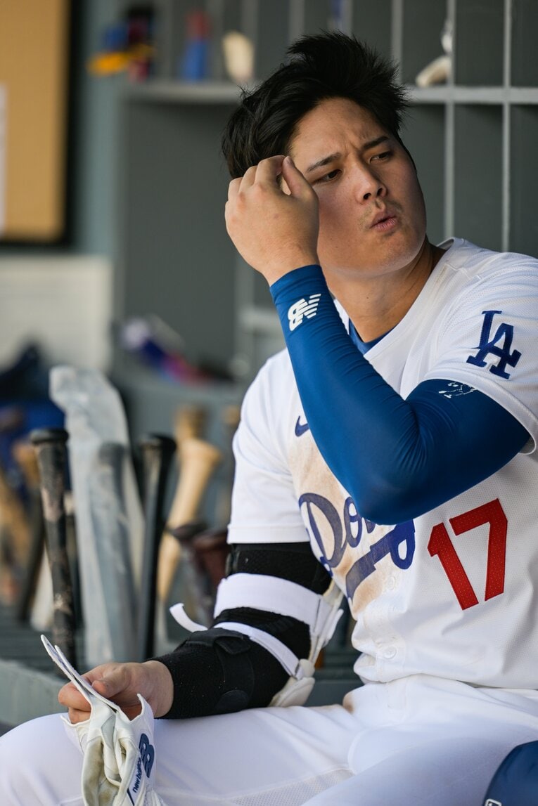 爪を凝視…？　テレビに映らないベンチでの大谷　©Nanae Suzuki