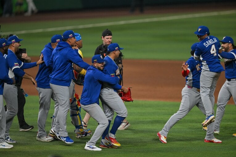 日本に勝利して歓喜にわくベネズエラの選手たち。この勢いのまま、WBC初優勝を成し遂げた　©Nanae Suzuki