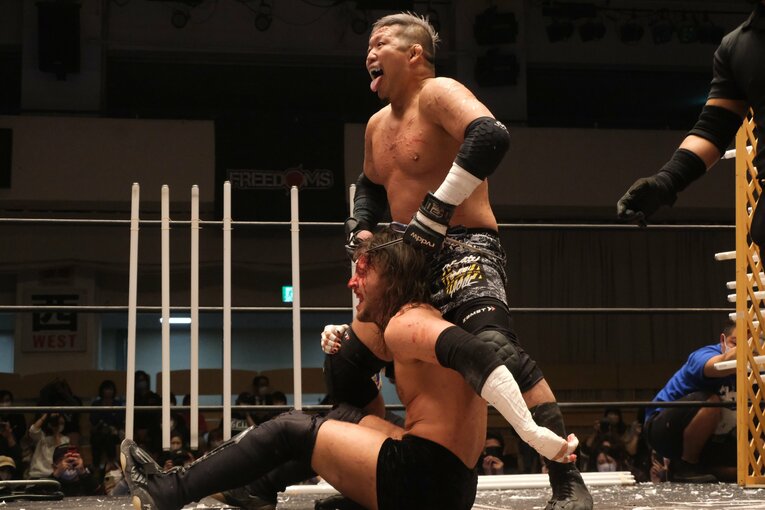 「デスマッチ・イズ・マイライフ」妻の急死を乗り越えた“クレイジー・キッド”竹田誠志の決意「蛍光灯やカミソリで傷つけ…でもそれが生きがい」(43)