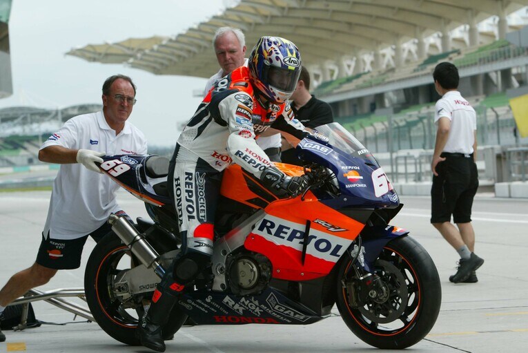 2004年シーズンへ向け、RC211Vをテストするニッキー・ヘイデン　©Satoshi Endo