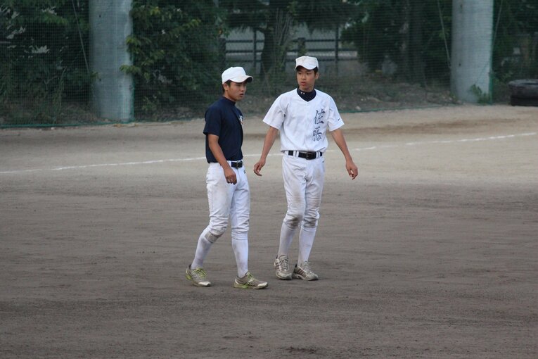 仁川学院高校時代の佐藤（右）と桑田。線の細さは非強豪校の高校生らしい／本人提供
