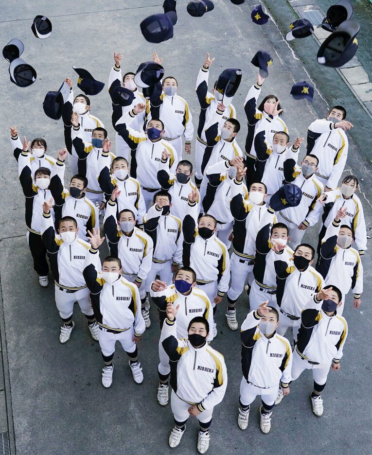 センバツ出場が決まり帽子を投げる三島南の部員たち©Kyodo News