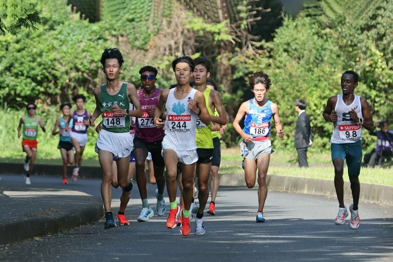 筑波大・川崎（244番）について走る東農大・前田（148番）　©Shigeki Yamamoto
