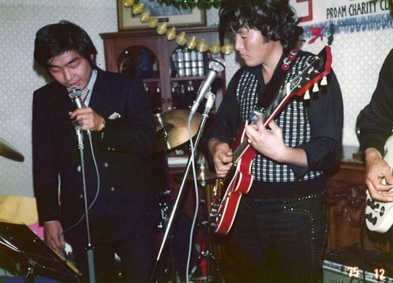 三田村氏（左）とギターを楽しむ若かりし頃のジャンボ尾崎（筆者提供）