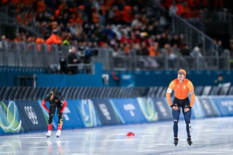 ベンネマルスの表情と、うなだれる廉子文　©Asami Enomoto／JMPA