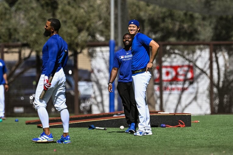 仲良しのテオスカーと楽しそうに…（全4枚中の2枚目）【2025年最新版・ショウヘイの愛される日々／随時更新。40枚超】©Nanae Suzuki