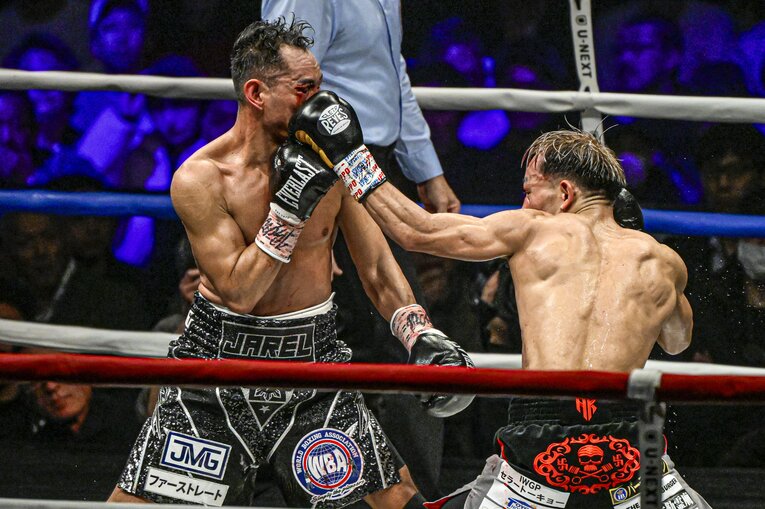 堤聖也vs.ノニト・ドネア。12月17日、両国国技館　©Takuya Sugiyama