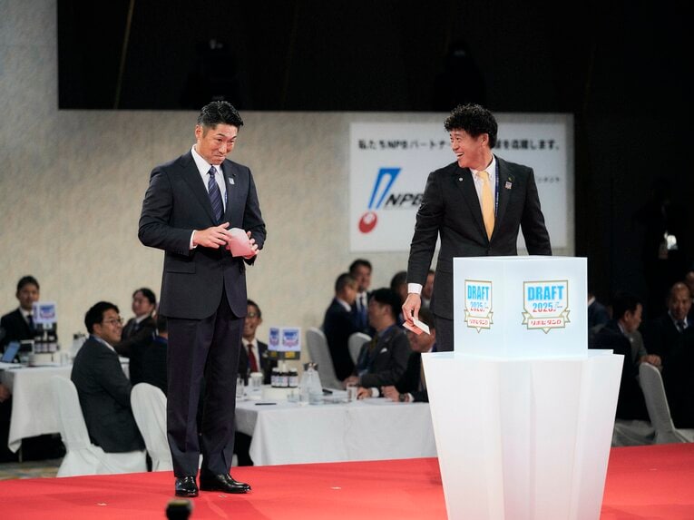 城島CBO「やりましたよ、王会長！」　©Yuki Suenaga