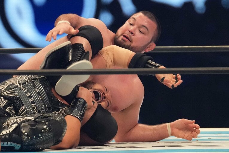 逆三角絞めにいくウルフアロン　©Essei Hara