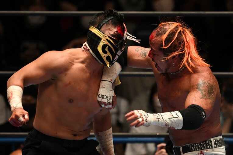 エル・デスペラードと葛西純のエルボーの応酬