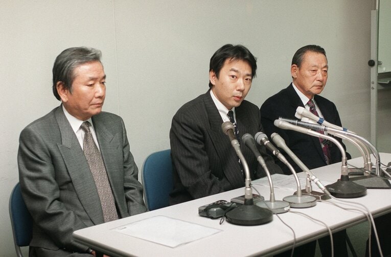 村上球団社長（左）の辞任と、根本陸夫専務（右）の社長昇格を、中内正オーナー代行（中央）が発表する　©JIJI PRESS