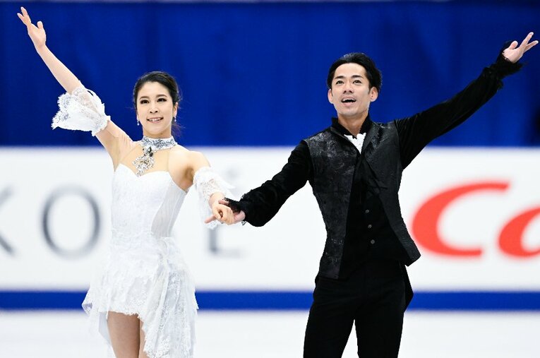 NHK杯FDの演技を終えた直後の村元哉中と高橋大輔　©Asami Enomoto