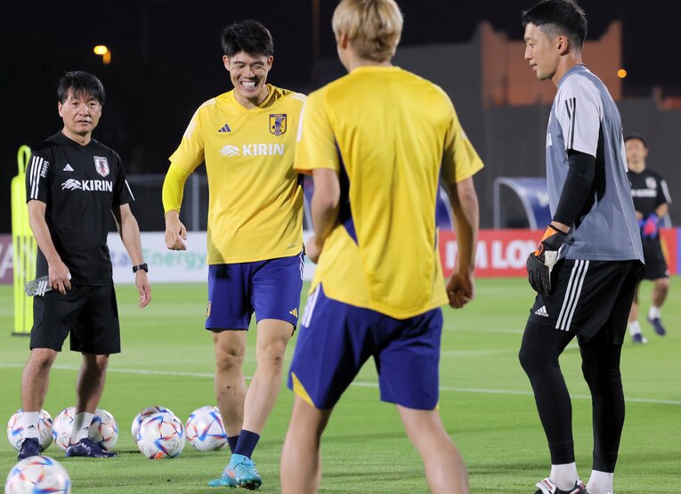 11月15日、リラックした表情で練習する冨安 ©JIJI PRESS