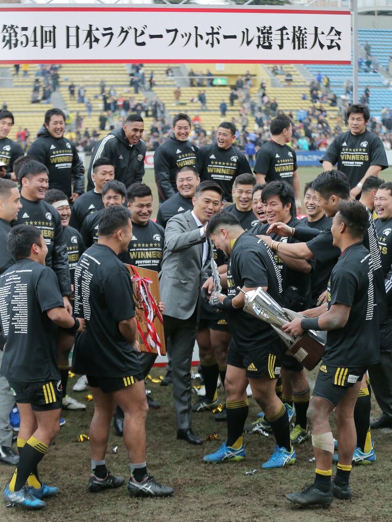 就任1年目の沢木敬介HCを囲むサントリーのメンバー（小澤は中央右）©️JIJI PRESS