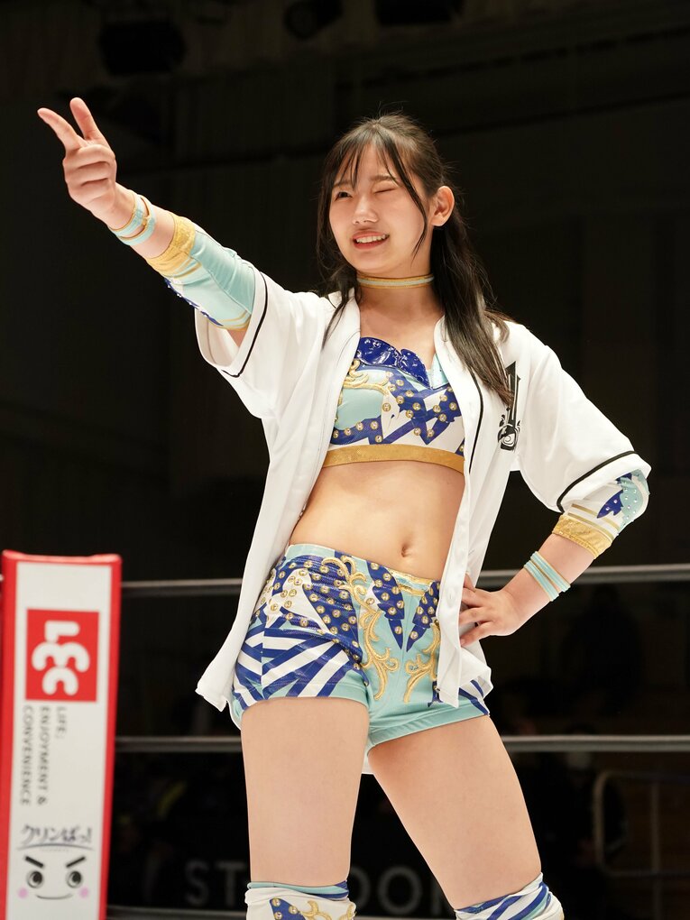 「指ピストルとウインク」の決めポーズ