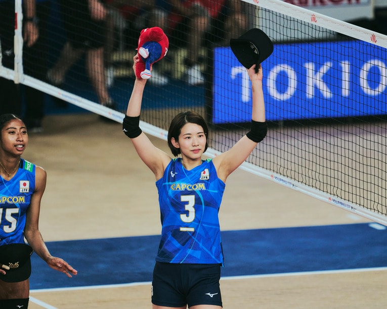 セルビア戦に勝利して観客に応える古賀　©︎Volleyball World
