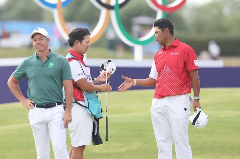 ホールアウト後、早藤将太キャディと握手する松山英樹　©︎Tetsuya Higashikawa/JMPA