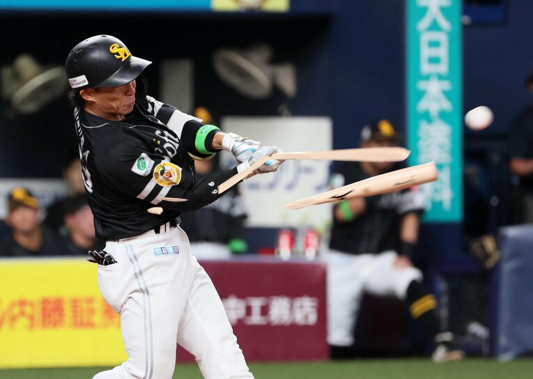 まさに「粉砕」という言葉が当てはまる折れ方をするバット　©SANKEI SHIMBUN