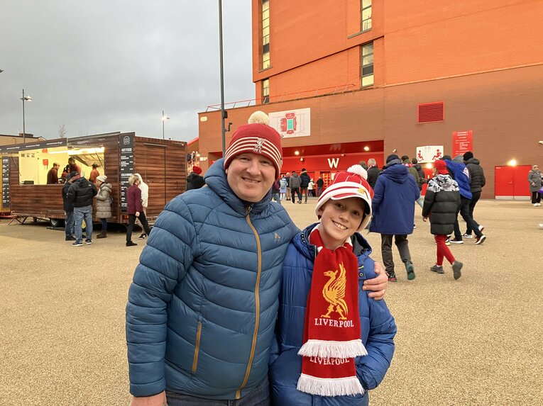 アイルランドから駆けつけたコーナー・キャリーさん。息子さんを連れ、1シーズンで5試合はアンフィールドまで足を運んでいる　©Kosuke Tajima