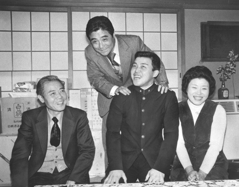 1979年、晴れて阪神入団が決まった岡田。小林スカウトの激励に「掛布さんを目標に、新人王目指して頑張ります」ときっぱり。スムーズなプロ入り、両親の顔もさわやかだった　©Sankei Shimbun