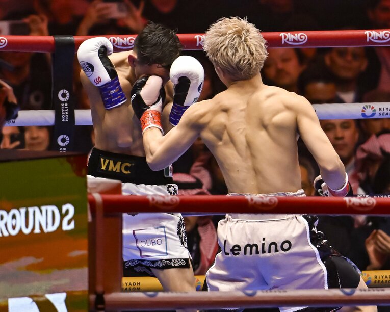 ピカソのガードの隙間から左アッパーをねじ込む井上尚弥　©Hiroaki Finito Yamaguchi