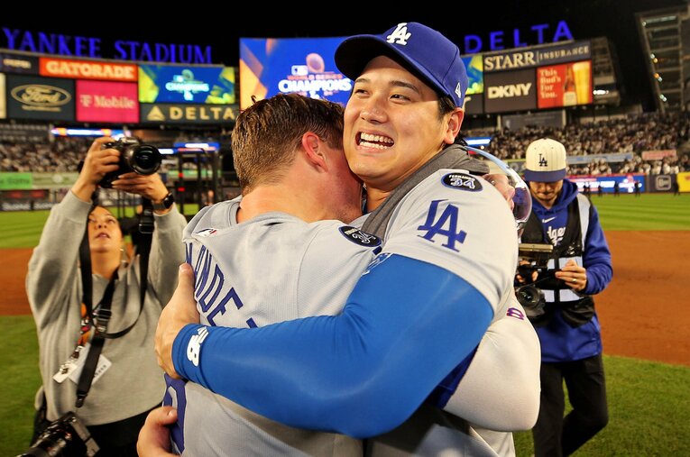 ワールドシリーズを制覇した直後、キケ・ヘルナンデス（33歳）と抱き合う大谷翔平　©AFLO