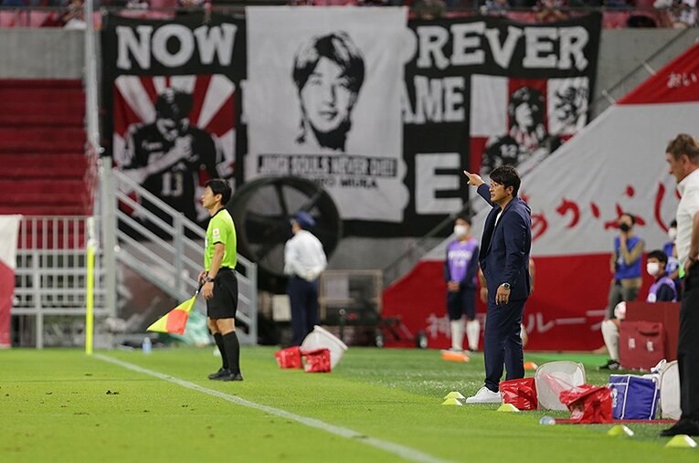 シーズン途中からの采配となっている三浦淳寛監督。ヴィッセルはACLでの戦いも待ち受ける ／ photograph by J.LEAGUE