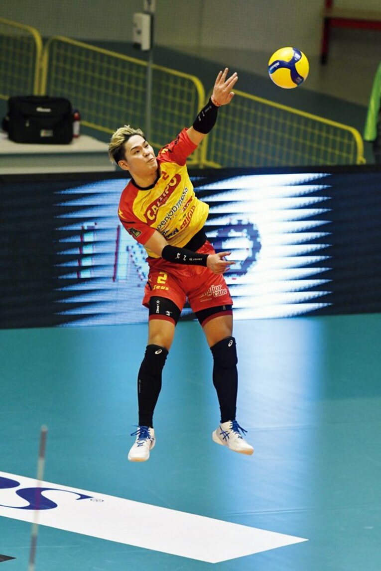 2021-22年はイタリアのビーボ・バレンティアでプレーした西田　©︎AFLO