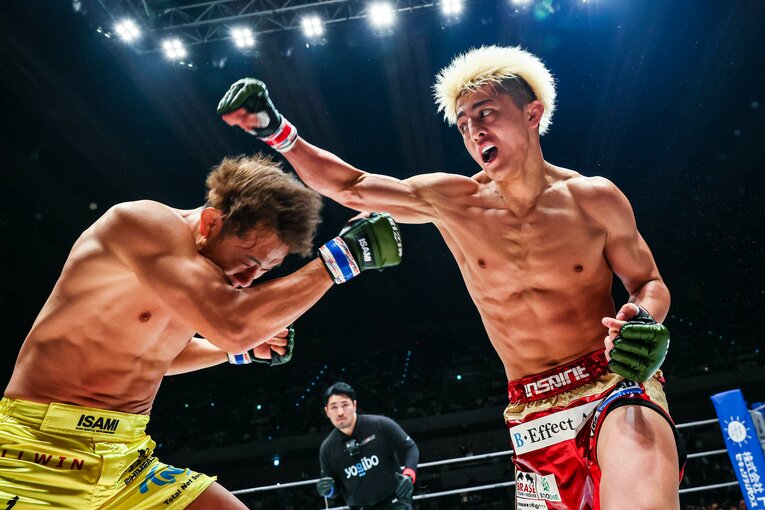 左右の連打で猛攻を仕掛ける鈴木　©RIZIN FF Susumu Nagao