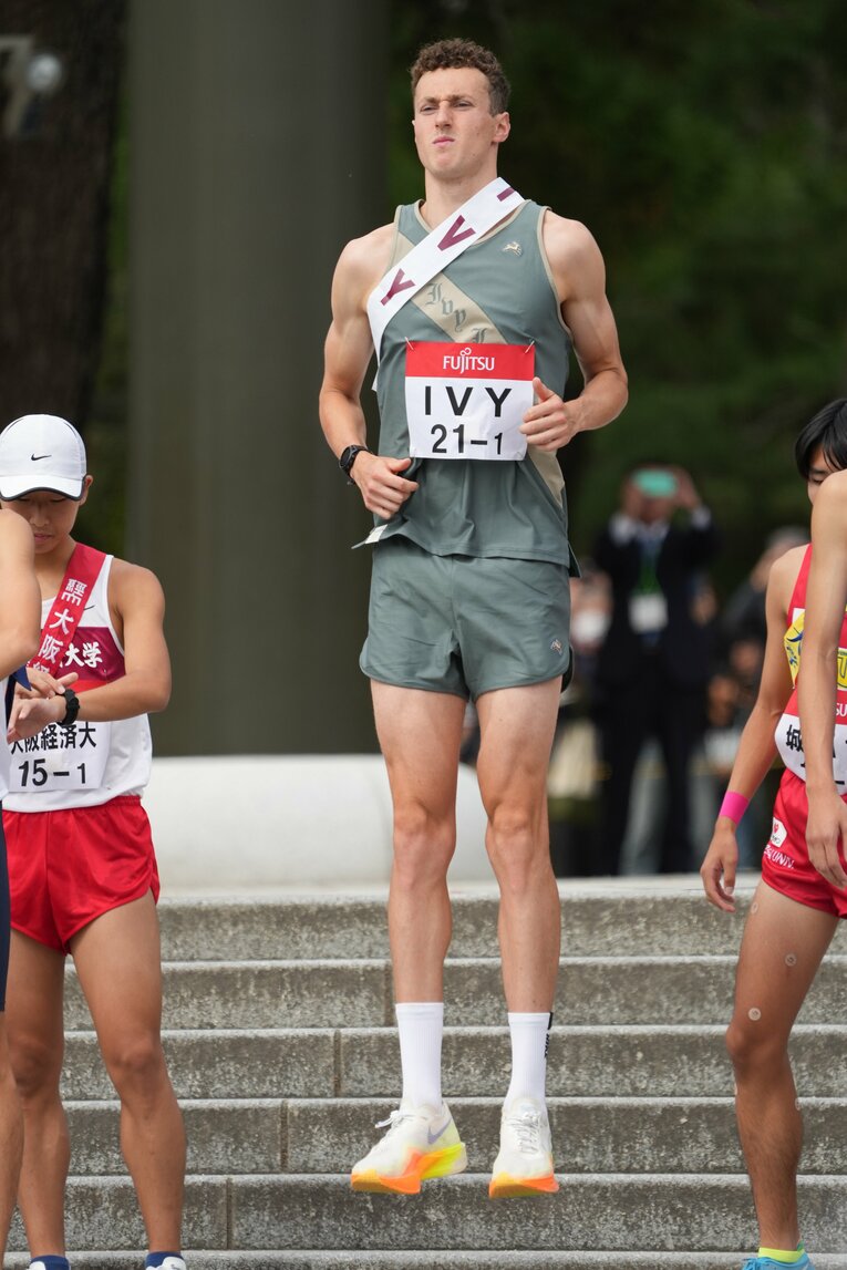 ジャンプするヒューゴ・ミルナー（ハーバード大）　©AFLO