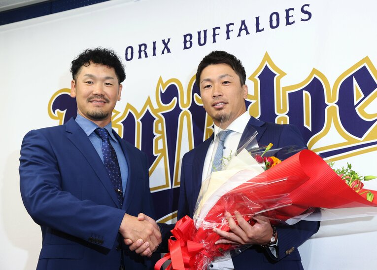 安達の引退会見に花束を持って登場したのはやはり…　©︎JIJI PRESS