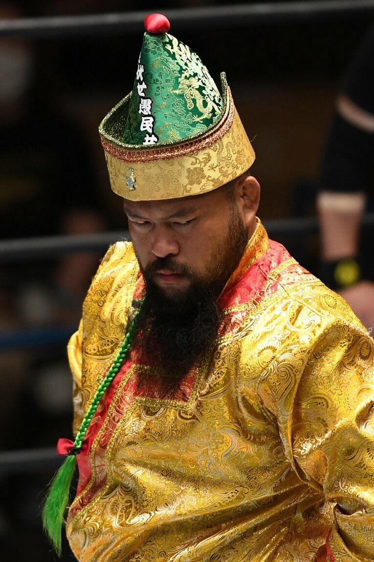 帽子には「平伏せ愚民共」の文字が