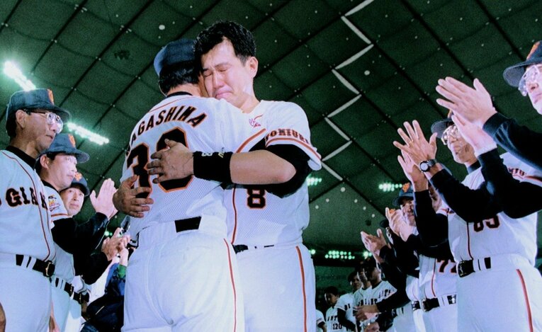 引退セレモニーで原辰徳を抱きしめる長嶋茂雄監督（1995年）©︎KYODO