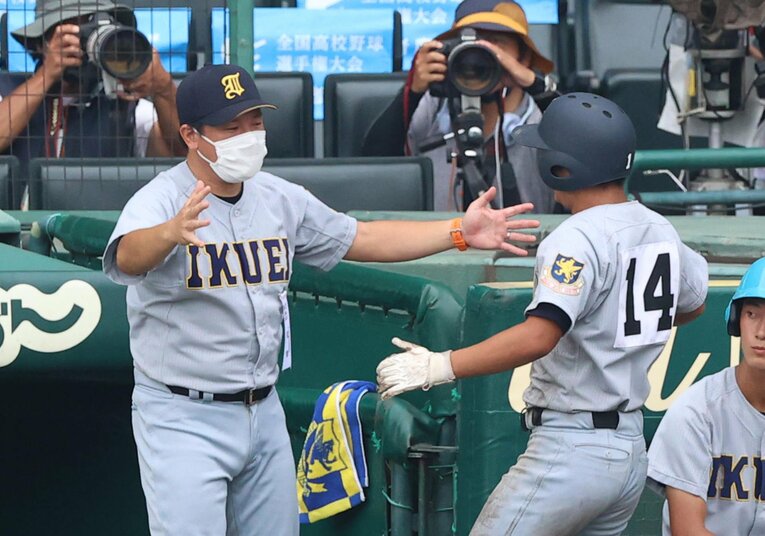 夏の甲子園決勝、満塁弾を放った仙台育英・岩崎生弥（3年）を迎える須江航監督　©︎Sankei Shimbun