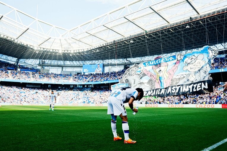 久保建英22歳誕生日に「タケはアイドル」日本語ボードの子供、メッシっぽい新ユニ姿やソシエダ主将との別れ…カメラマンが見た“幸せな最終節”(13)