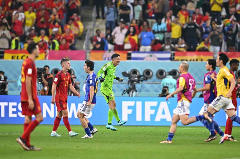 スペイン戦後、フィールドプレーヤーの歓喜の輪ともう1つ、GK3人だけの歓喜の輪もできあがっていた　©Takuya Kaneko／JMPA